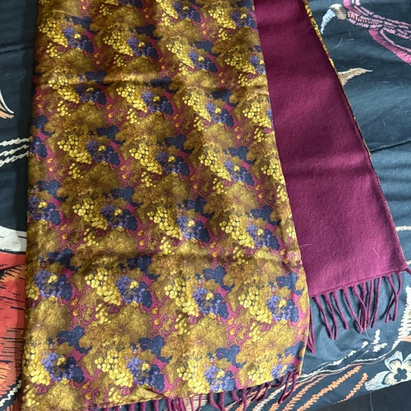 Authentic Fendi scarf - Picture 2 of 7